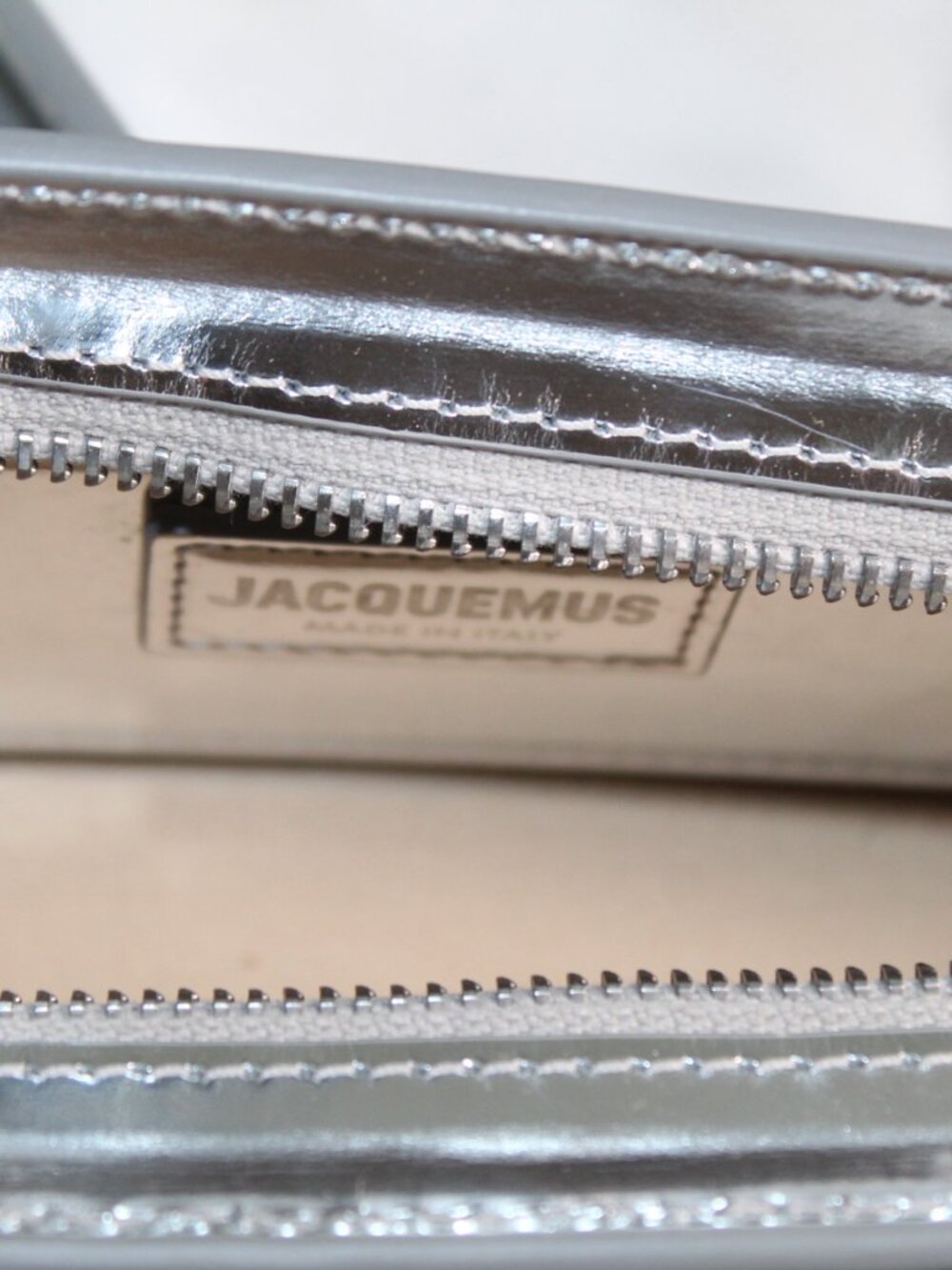 Jacquemus Silver Patent Leather Shoulder Bag Zip Top - Picture 13 of 14